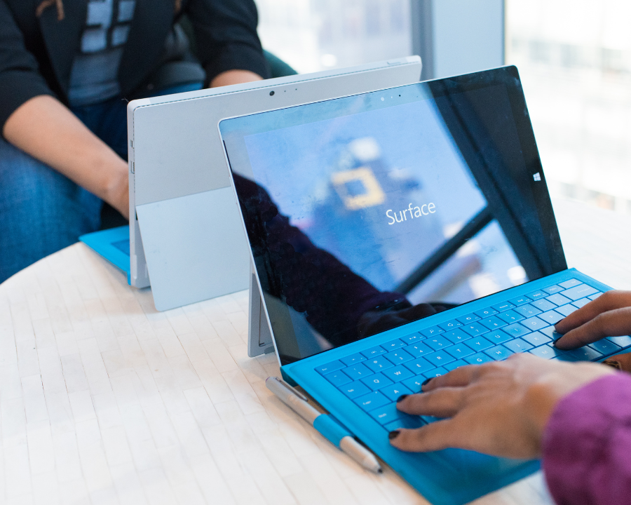 2 Personen vor einen Microsoft Surface