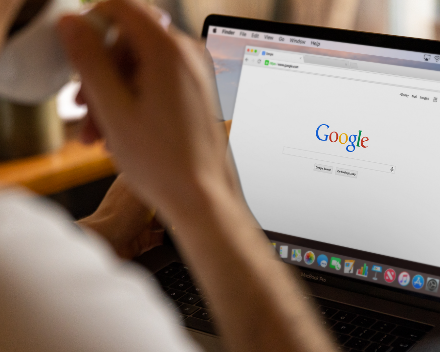 Google integriert Werbung direkt in KI-Antworten: Neuer Marktansatz