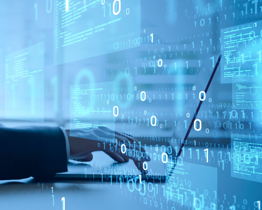 Eine Person arbeitet an einem Laptop; überlagert sind transparente Codeschnipsel und binäre Zahlen, die ein digitales, KI-gestütztes Softwareentwicklungsszenario visualisieren.