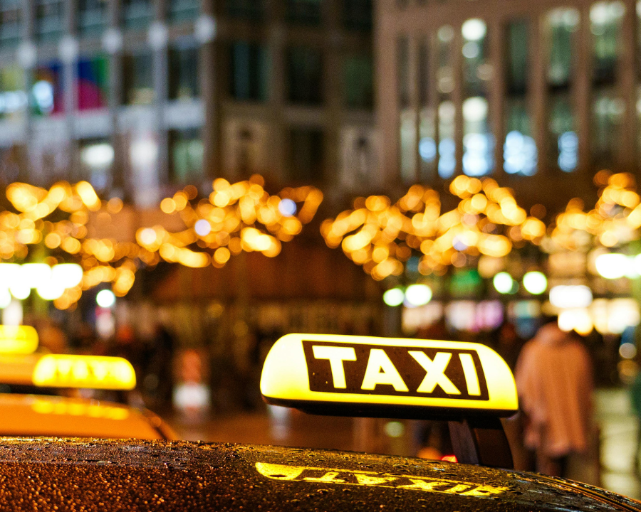 Waymo und Tesla: Konkurrenzkampf im Robotaxi-Markt