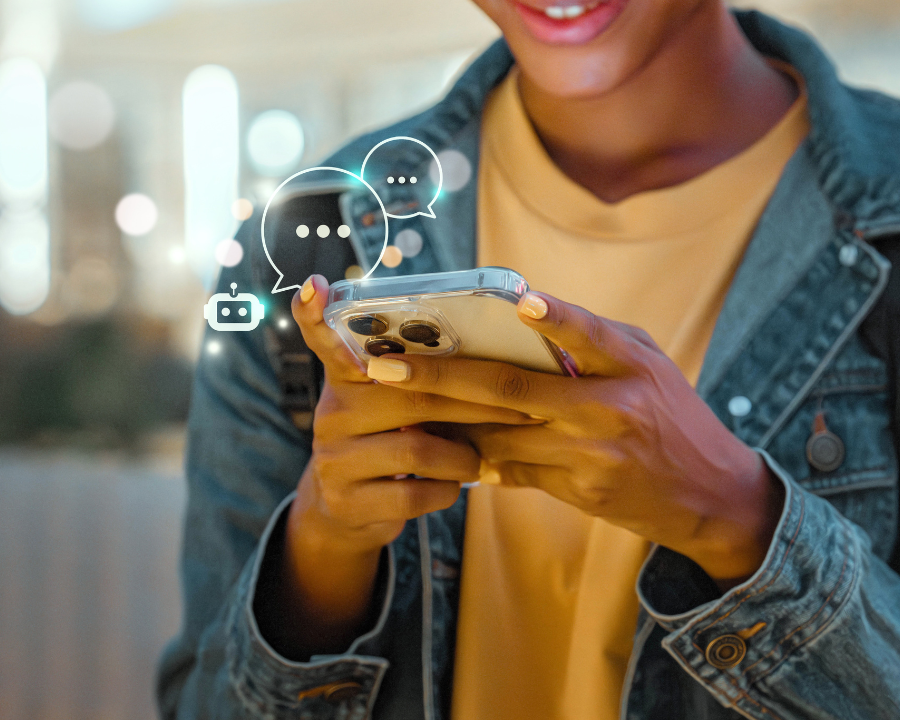 Person blickt lächelnd auf ein Smartphone, umgeben von digitalen Chat-Symbolen mit KI-Icon – Darstellung einer Unterhaltung mit einem Chatbot.