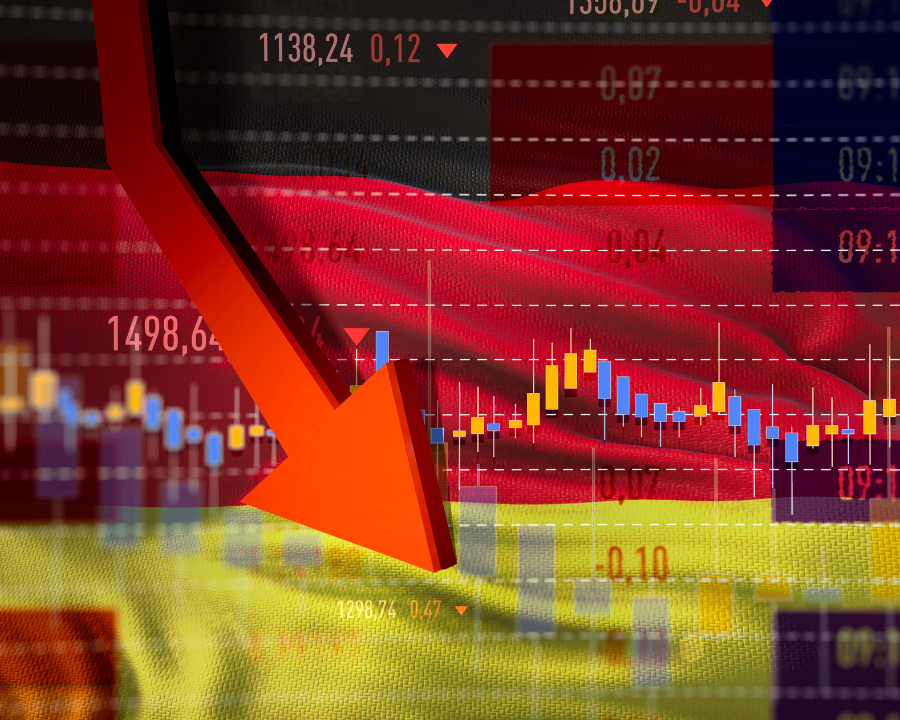 Roter Abwärtspfeil vor einem Börsenchart mit deutschen Flaggenfarben – Symbolbild für wirtschaftlichen Abschwung oder KI-bedingte Herausforderungen in der deutschen Wirtschaft.